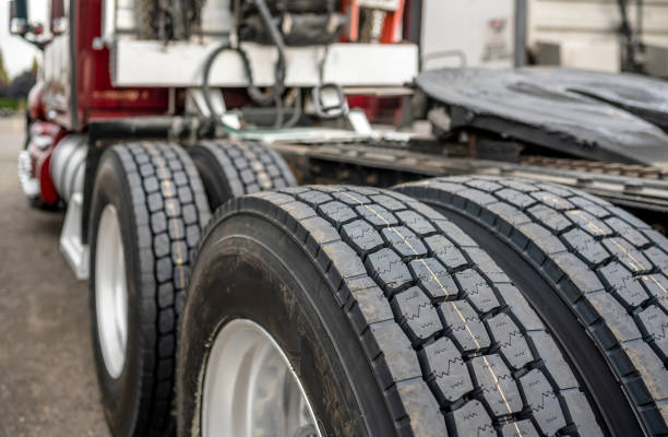 주차장에 서 큰 장비 세미 트럭의 도끼에 타이어와 바퀴 - truck tire 뉴스 사진 이미지