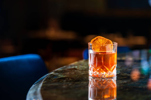 closeup glass with alcohol in cocktail bar - whisky cocktail alcohol glass imagens e fotografias de stock
