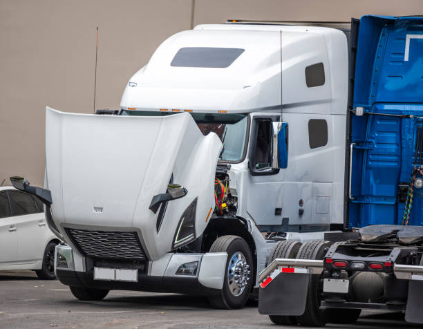 big rig semi truck ciągnik stojący na parkingu z otwartą pokrywą do kontroli silnika i konserwacji - anticipatory zdjęcia i obrazy z banku zdjęć