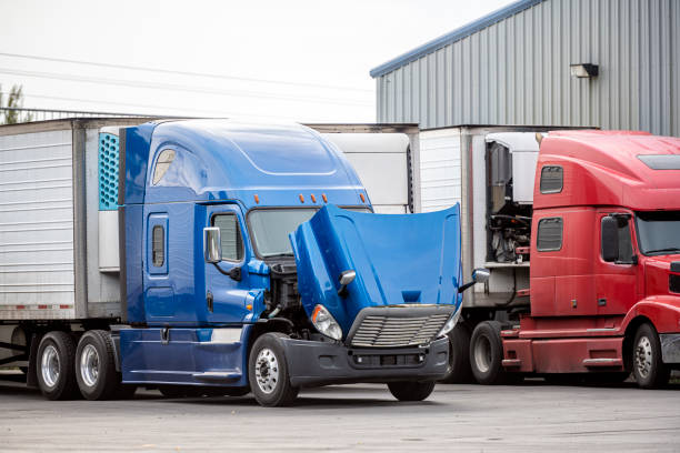 big rig niebieski półciężarówka z otwartą maską stojącą na parkingu czeka na kontrolę silnika i konserwacji - off road vehicle obrazy zdjęcia i obrazy z banku zdjęć