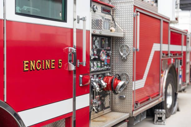 вид сбоку ярко-красного пожарного двигателя - pumper стоковые фото и изображения