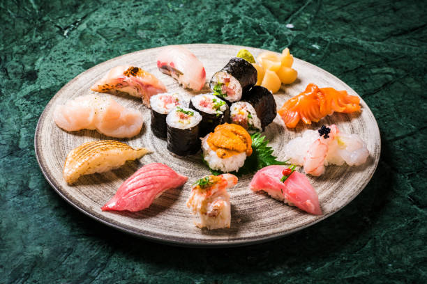 お皿にうまく出される日本の寿司 - sushi japanese cuisine food japanese culture ストックフォトと画像
