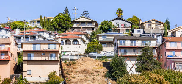 다단계 단독 주택과 주거 지역, 산 레안드로의 언덕에 지어진, 알라메다 카운티, 이스트 샌프란시스코 베이 지역 - san francisco county house community skyline 뉴스 사진 이미지