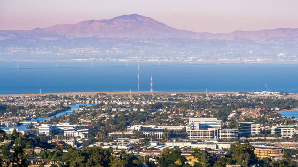 vista aérea de san carlos y redwood shores; east bay y el monte diablo en el fondo; contaminación y humo visible en el aire - mt diablo state park fotografías e imágenes de stock