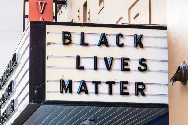 hasło "black lives matter" zamieszczone na billboardzie freight & salvage coffeehouse w centrum berkeley - san francisco bay area obrazy zdjęcia i obrazy z banku zdjęć