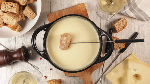 serowe fondue z winem i chlebem, widok z góry - kociołek zdjęcia i obrazy z banku zdjęć