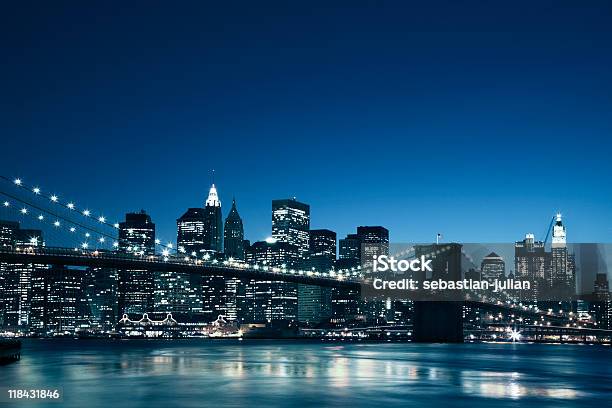 Manhattan Skyline И Бруклинский Мост В Сумерках Спереди — стоковые фотографии и другие картинки Архитектура