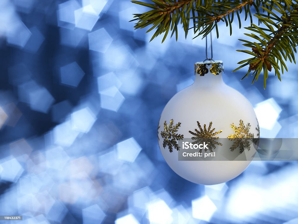 Białe Boże Narodzenie bauble w Niebieski tył - Zbiór zdjęć royalty-free (Bez ludzi)