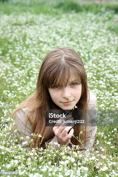 Migliore Quindi Parfume - Fotografie stock e altre immagini di Adolescente - Adolescente, Ambientazione esterna, Annusare