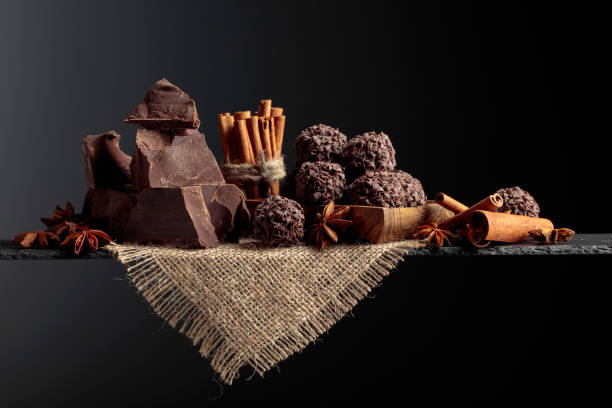 trufle czekoladowe z połamanymi kawałkami czekolady i przyprawami. - chocolate candy bar block cocoa zdjęcia i obrazy z banku zdjęć