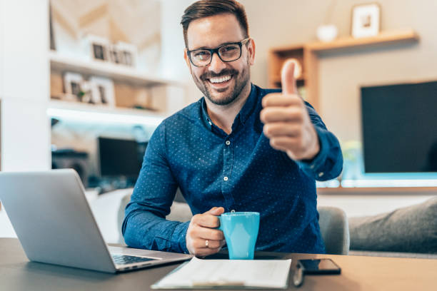 home office home office - young men adult working gesturing - fotografias e filmes do acervo