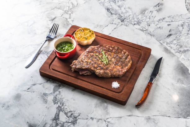 oeil grillé de côte - chimichurri horizontal beef steak photos et images de collection