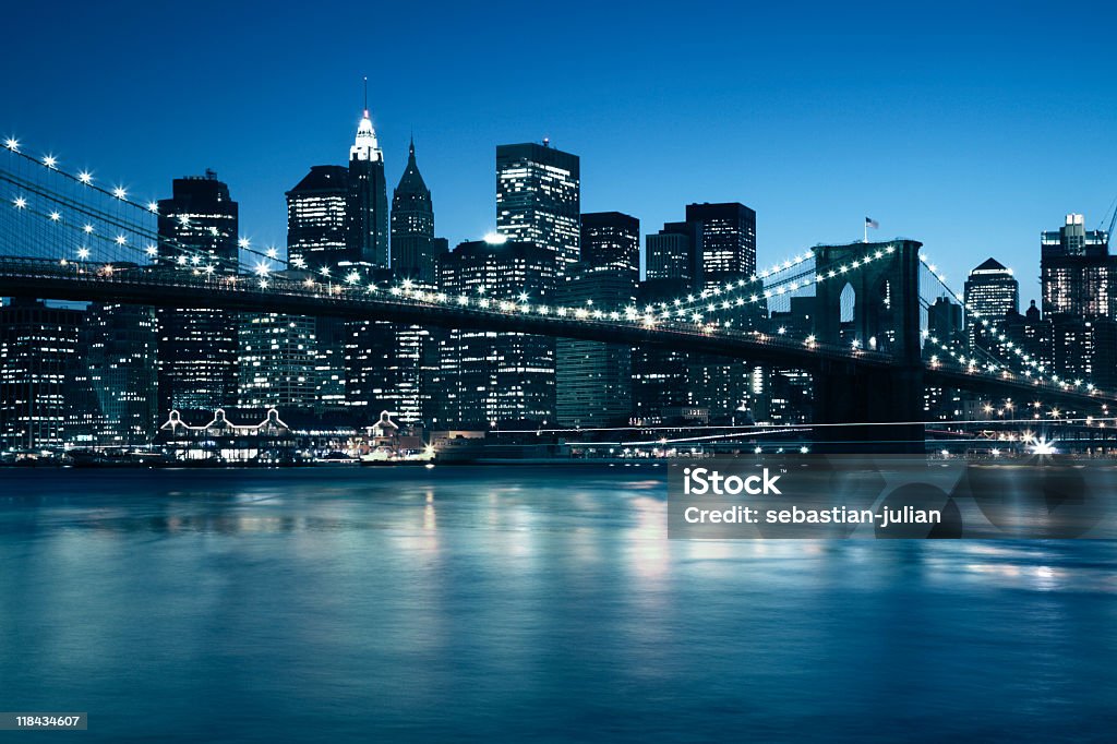 manhattan skyline al atardecer de puente de brooklyn en la parte frontal - Foto de stock de Calle libre de derechos