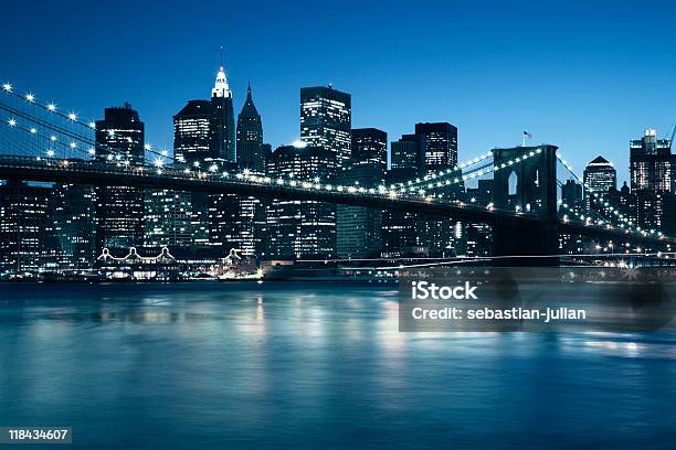 Manhattan Skyline Al Atardecer De Puente De Brooklyn En La Parte Frontal Foto de stock y más banco de imágenes de Calle