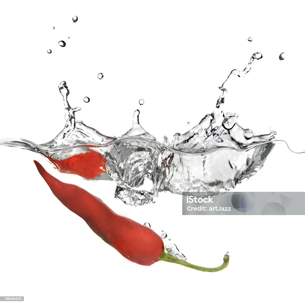 Piment rouge tombant dans l'eau - Photo de Aliment libre de droits