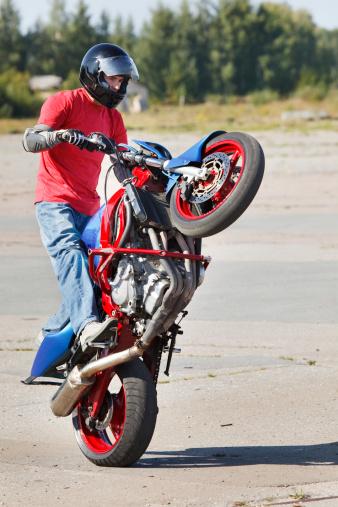 Stunt rider decisiones sobre ruedas traseras photo