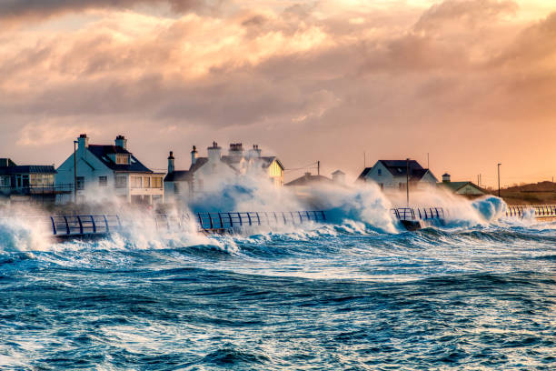 tempestade eleanor, trearddur bay, anglesey, país de gales, janeiro 2018 - eleanor - fotografias e filmes do acervo