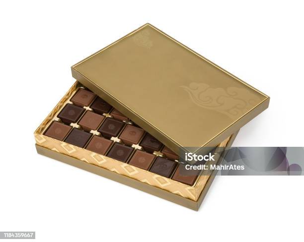 Cioccolatini Quadrati Lattinosi E Scuri In Scatola Dorata Isolati