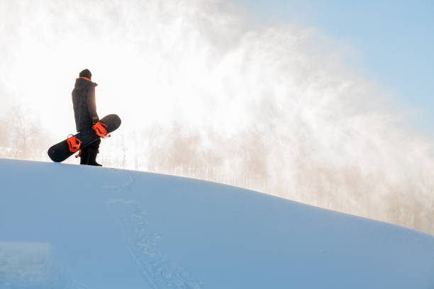 młody człowiek stoi na szczycie moubtain i cieszy się pięknym krajobrazem - on top of mountain peak success cold zdjęcia i obrazy z banku zdjęć