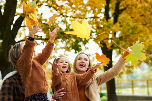 happy family catching autumnal leafs - twin falls imagens e fotografias de stock