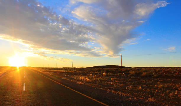 céu e estrada do por do sol no deserto - formal garden panoramic scenics sunlight - fotografias e filmes do acervo