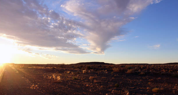 céu e estrada do por do sol no deserto - formal garden panoramic scenics sunlight - fotografias e filmes do acervo