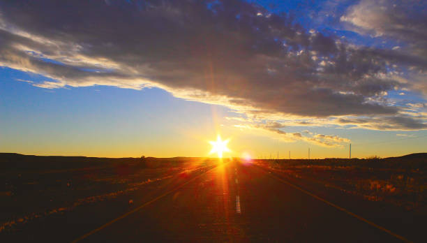 céu e estrada do por do sol no deserto - formal garden panoramic scenics sunlight - fotografias e filmes do acervo