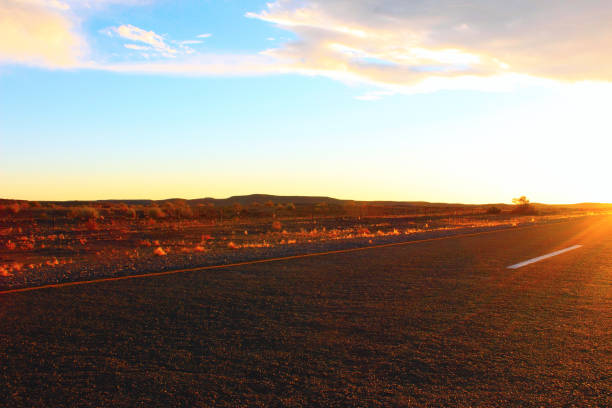céu e estrada do por do sol no deserto - formal garden panoramic scenics sunlight - fotografias e filmes do acervo