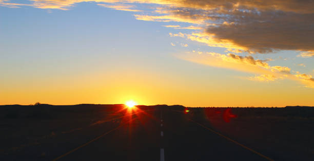 céu e estrada do por do sol no deserto - formal garden panoramic scenics sunlight - fotografias e filmes do acervo