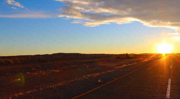 céu e estrada do por do sol no deserto - formal garden panoramic scenics sunlight - fotografias e filmes do acervo