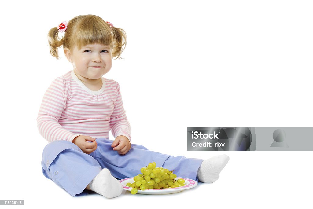 Niña con uvas - Foto de stock de Alegre libre de derechos