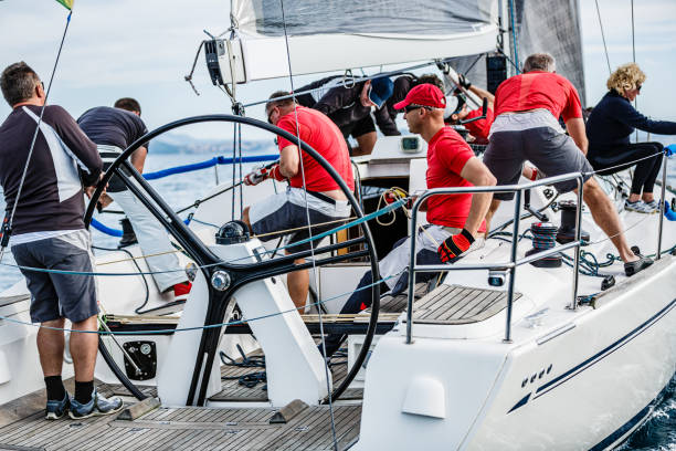 tripulación de vela en velero en regata - botavara fotografías e imágenes de stock