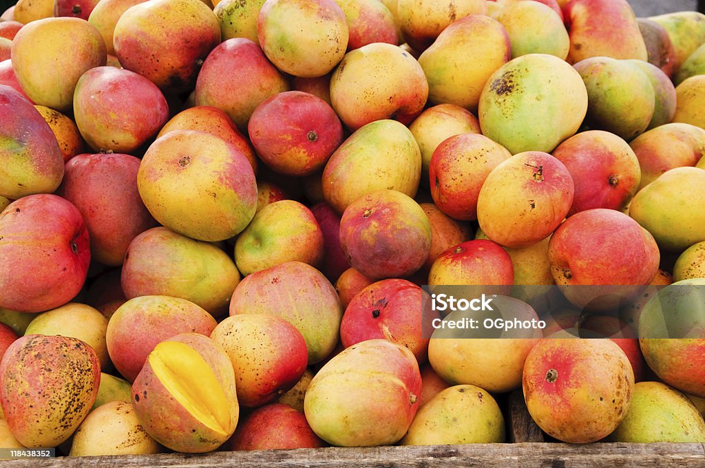Venta mangoes soporte de frutas - Foto de stock de Mango - Fruta tropical libre de derechos