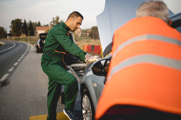 riparatore, trasporta un'auto rotta sulla strada. immagine - roadside emergency foto e immagini stock