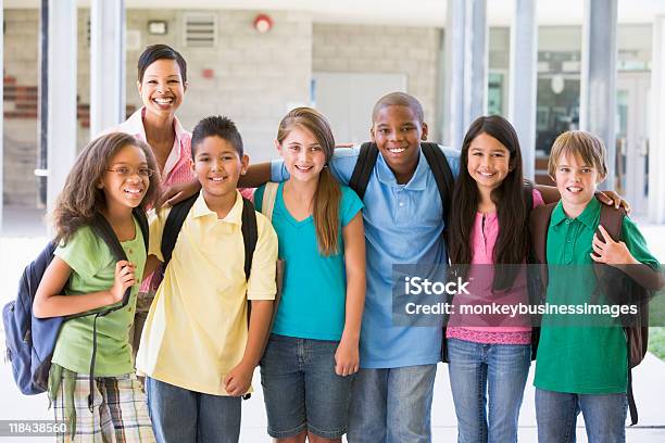 Classe Di Scuola Elementare Con Insegnante - Fotografie stock e altre immagini di Bambino di scuola elementare - Bambino di scuola elementare, Gruppo multietnico, Zaino da montagna