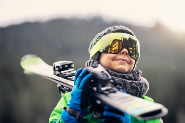 retrato de un esquiador que lleva sus esquís - skiing snow skiing helmet fun fotografías e imágenes de stock