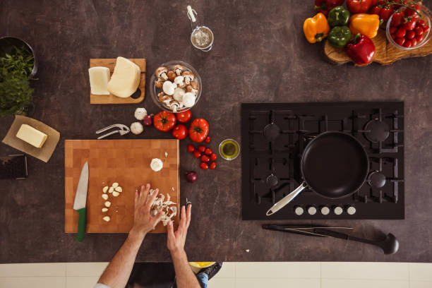 istock Cleaning up garlic peels 1184387135