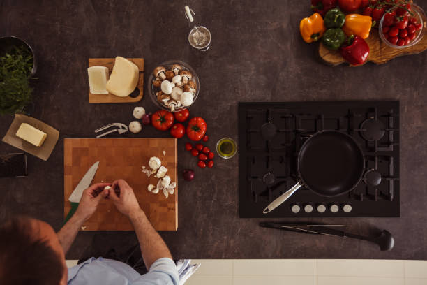 istock Man peeling garlic cloves 1184387140
