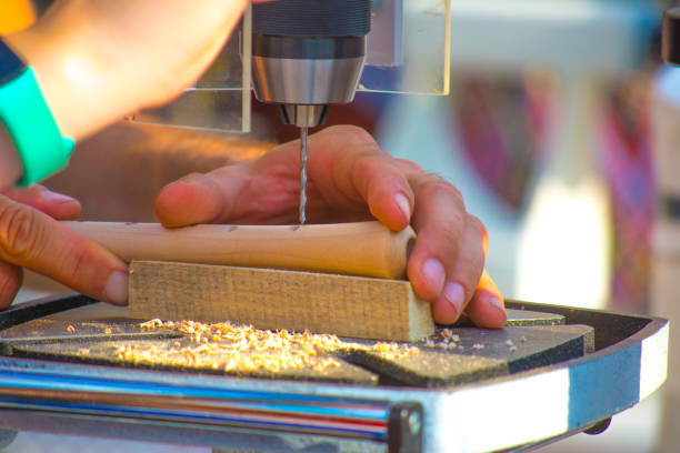 les enfants apprennent à faire du violon personnalisé et d'autres instruments de musique dans les classes de fablab en plein air. formation de joiner sur makerfaire. - fertigung photos et images de collection