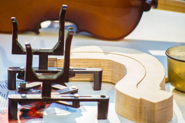 as crianças aprendem a fazer violino personalizado e outros instrumentos musicais em aulas de fablab ao ar livre. marceneiro está treinando em makerfaire. - fertigung - fotografias e filmes do acervo