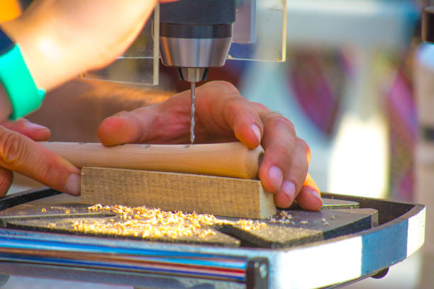 les enfants apprennent à faire du violon personnalisé et d'autres instruments de musique dans les classes de fablab en plein air. formation de joiner sur makerfaire. - fertigung photos et images de collection