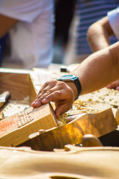 les enfants apprennent à faire du violon personnalisé et d'autres instruments de musique dans les classes de fablab en plein air. formation de joiner sur makerfaire. - fertigung photos et images de collection