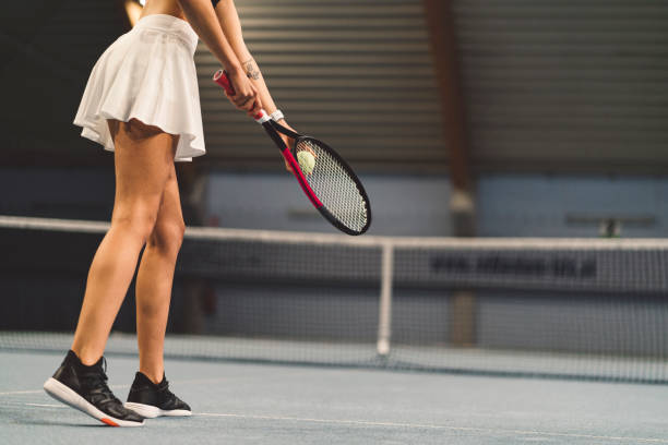 테니스 스커트를 입고 허리를 낮추는 여성, 공을 봉사 할 준비를하고 - tennis serving female playing 뉴스 사진 이미지