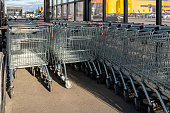 reihen-von-einkaufswagen-mit-bezahlsystem-attribut-eines-supermarktes-und-eines-supermarktes.jpg?b=1&s=170x170&k=20&c=6CfiP3aIRd7keajy4G1PwCptVw4lyQI3eitKrpSMulM=
