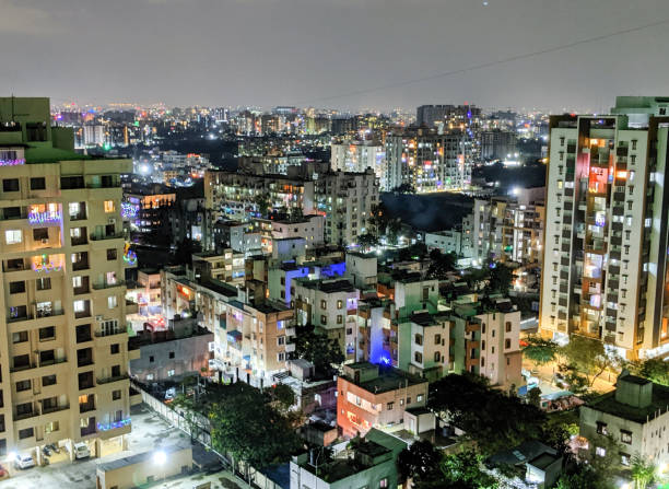 wachsende asiatische städte - nachtansicht der stadt pune in indien während des diwali festivals - india bangalore contemporary skyline stock-fotos und bilder