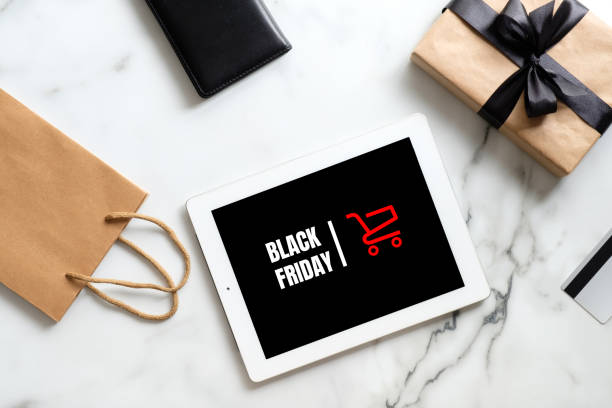 concetto di vendita del black friday. tablet pad con cartello "black friday", confezione regalo, shopping bag su tavolo in marmo. lay piatto, vista dall'alto, sopra la testa - ipad shopping gift retail foto e immagini stock