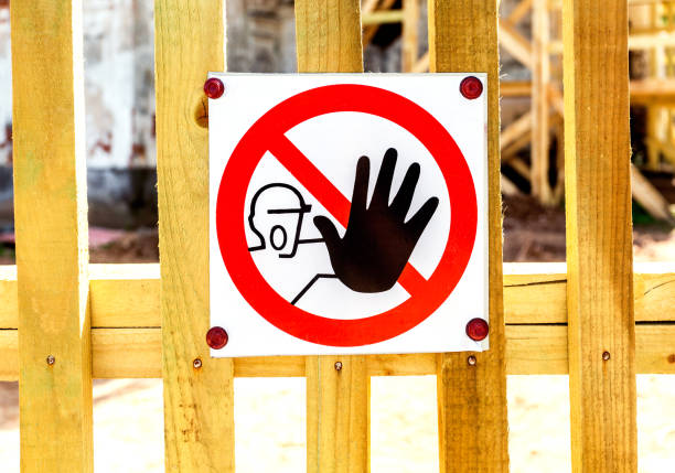 istock Stop hand sign danger on the fence 1184401272