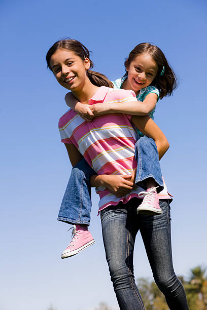 Dos hermanas en el parque - foto de stock