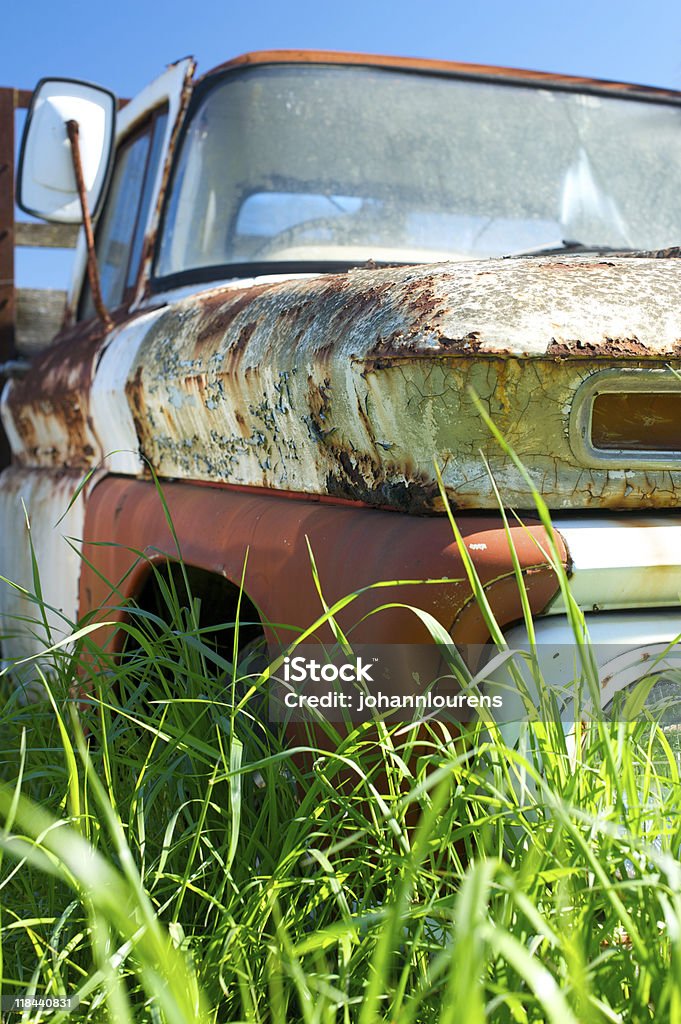 Stary czerwony pick-up - Zbiór zdjęć royalty-free (Afryka)