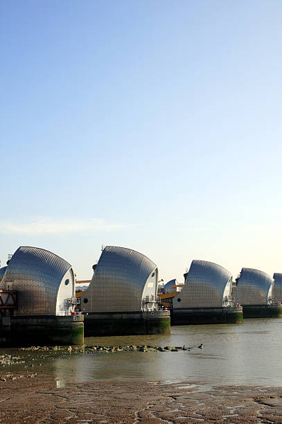 barreira do tâmisa - thames river thames barrier london england boundary - fotografias e filmes do acervo